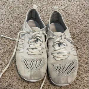 Nfinity Flyte sz 4 cheer shoes very good condition